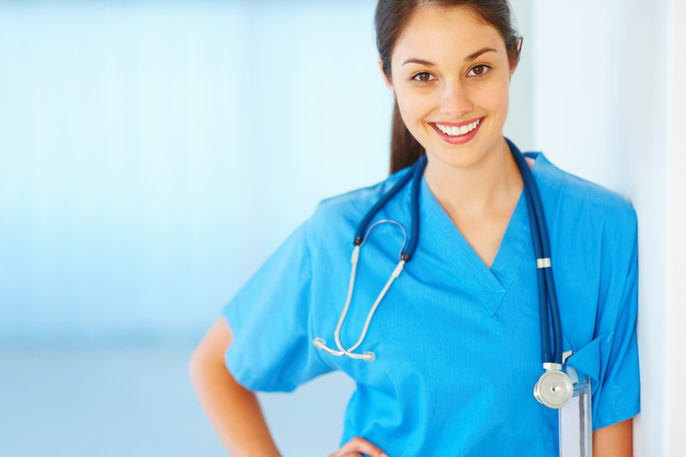 Медикам с неполным высшим образованием разрешили работать медсестрами